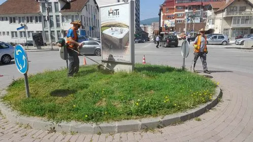 Mirëmbajtja,kositja e barit dhe pastrimi  tek rrethrrotullimi në rrugë "Rexhep Bislimi" (afër hekurudhës). 🍀