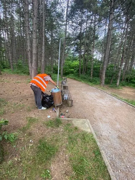 Mirëmbajtja e hapësirës së gjelbërt,pastrimi i mbeturinave dhe pastrimi i tualetit publik te parku "Liria". 🌲🍀