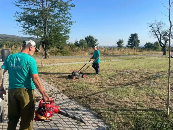 🌱🚜 **Punë të mira në Gaçkë!** 🏞️⚽