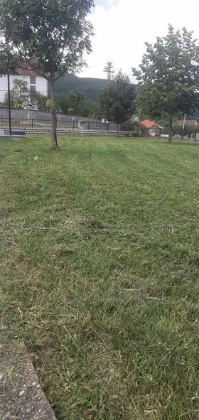 Kositja e barit dhe mirëmbajtja e hapësirës gjelbëruese tek Lapidari "Sejdi Sejdiu" në fshatin Nerodime . 🍀