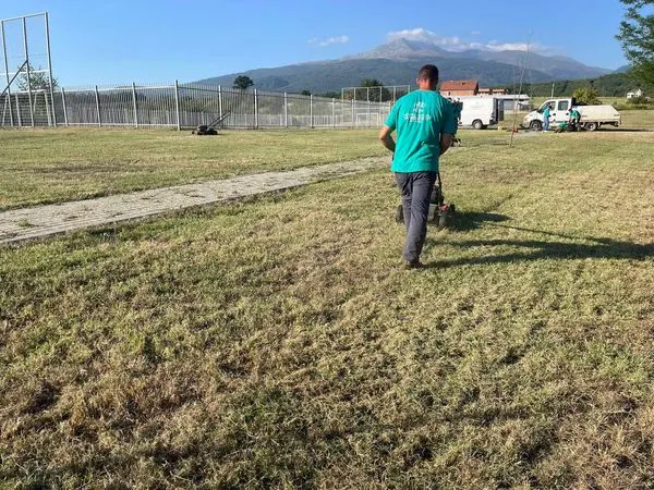 🌱🚜 **Punë të mira në Gaçkë!** 🏞️⚽