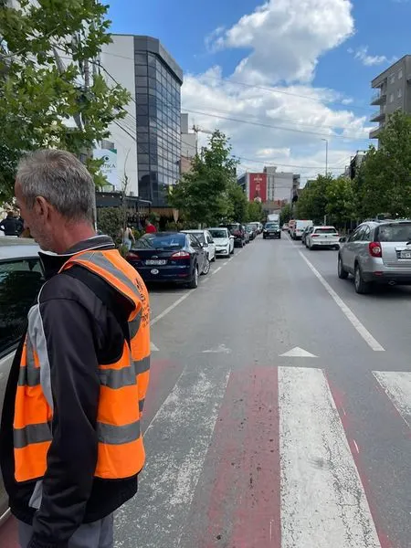 Punëtorët e ndërmarrjes publike lokale "Ambienti"gjatë punës së inkasimit të parkingut në rrugën "Dëshmorët e Kombit".