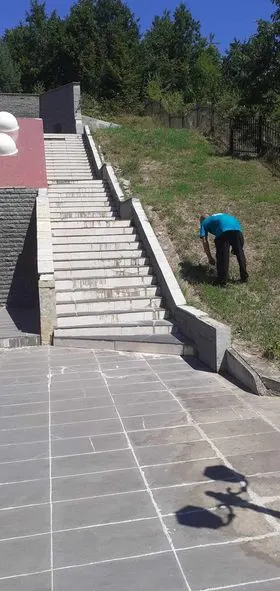 Mirëmbajtja e hapësirës së gjelbërt, kositja dhe pastrimi i barit tek "Lapidari i Dëshmorëve" në fshatin Pleshinë. 🍀