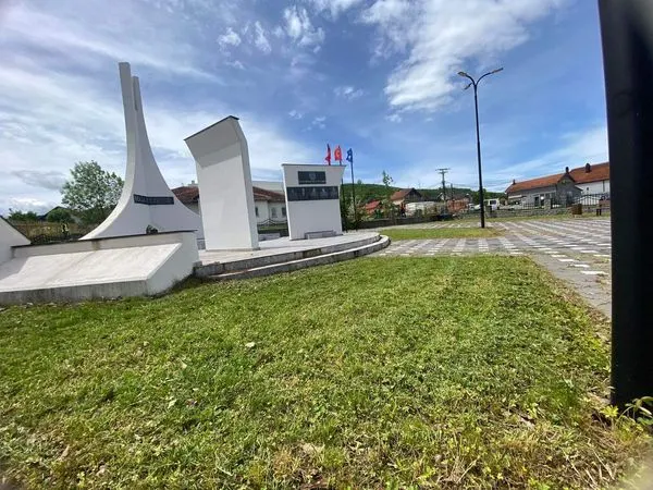 Obelisku "Maja e Lirisë", Qendra e Mjekësisë Familjare🏥, si dhe tek Kopshti i Fëmijëve  në fshatin Greme.
