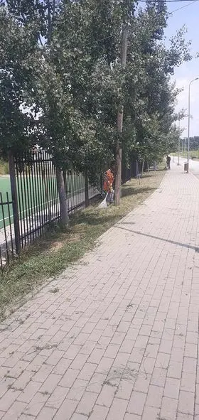 Pastrimi i hapësirës së gjelbërt,kositja e barit tek fusha e sportit në fshatin Lloshkobare. 🍀