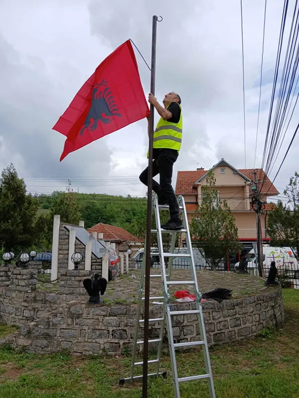 Vendosja e flamujve të ri 🇦🇱🇽🇰tek Lapidarët e Dëshmorëve në fshatin Greme dhe Gaçkë.