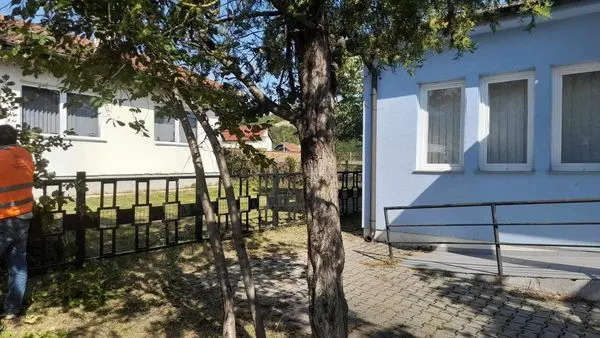 Punonjësit e hapësirave gjelbruese të NPL "Ambienti" Ferizaj sot ka bërë mirëmbajtjen e hapësirës gjelbruse, kositjen e barit dhe rregullimin e murit dekorues tek Zyra e Gjendjes Civile dhe Ambulantën e Mjekësisë Familjare në Fshatin Gaqkë.