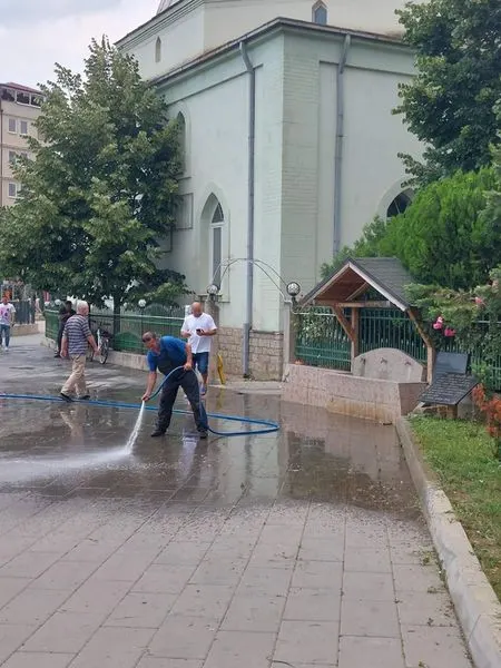 Mirëmbajtja e hapësirës së gjelbërt dhe pastrimi i pllakave me ujë para hyrjes te "Xhamia e Madhe". 🍀