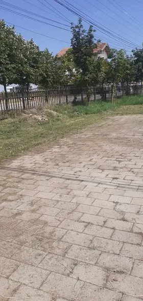 Mirëmbajtja e hapësirës së gjelbërt, kositja e barit dhe pastrimi tek "Zyra e Gjendjes Civile" dhe Bibloteka Publike "Sadik Tafarshiku" në fshatin Talinoc .