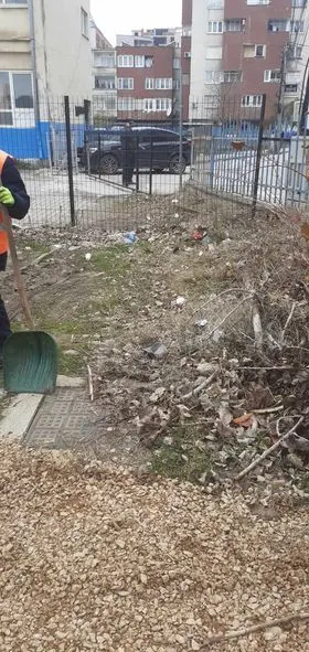 Mirëmbajtja e hapësirës dhe pastrimi i mbeturinave në oborrin e shkollës "Elena Gjika","Shaban Hashani"si dhe në oborrin e banesave kolektive në rrugën "Vëllezërit Gërvalla"🏙