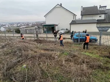 Pastrimi i hapësirave të gjelbërta tek Shkolla e Mesme e Ulët "Afrim Abazi"në lagjen Sherret ,Ferizaj.