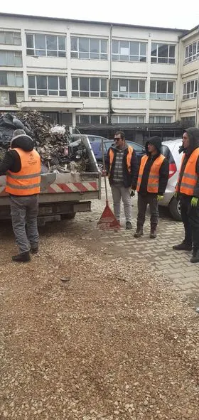 Mirëmbajtja e hapësirës dhe pastrimi i mbeturinave në oborrin e shkollës "Elena Gjika","Shaban Hashani"si dhe në oborrin e banesave kolektive në rrugën "Vëllezërit Gërvalla"🏙