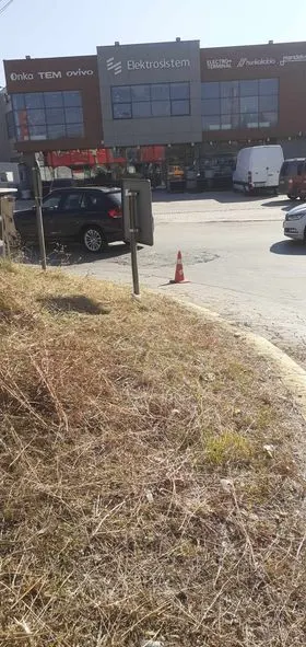 Mirëmbajtja, kositja dhe pastrimi dhe largimi i barit në rrethrrotullimin e automjeteve në përfundimin e rrugës "Vëllezërit Gërvalla".