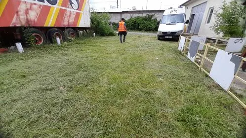 Kositja e barit ,pastrimi i hapësirës së gjelbërt tek "Qendra e Mjekësisë Familjare 1". 🍀