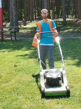 Mirëmbajtja e hapësirës së gjelbërt ,kositja dhe pastrimi i barit tek parku i pishave "Liria". 🍀