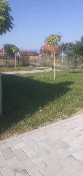 Mirëmbajtja e hapësirës së gjelbërt ,kositja dhe pastrimi i barit tek "Qendra e Mjekësisë Familjare "në fshatin Softaj. 🍀