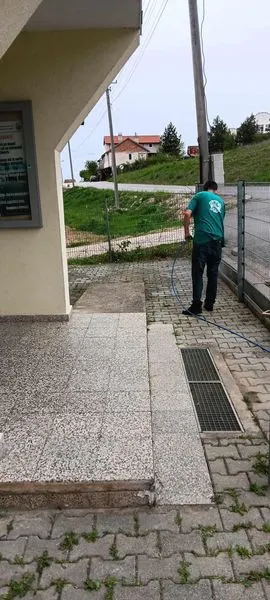 👷🏻‍♂️Punonjësit e hapësirave të gjelbërta🍀 kanë filluar spërkatjen me mjete adekuate për eliminimin e barit 🌱në kubzat e betonit.