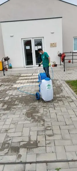 👷🏻‍♂️Punonjësit e hapësirave të gjelbërta🍀 kanë filluar spërkatjen me mjete adekuate për eliminimin e barit 🌱në kubzat e betonit.