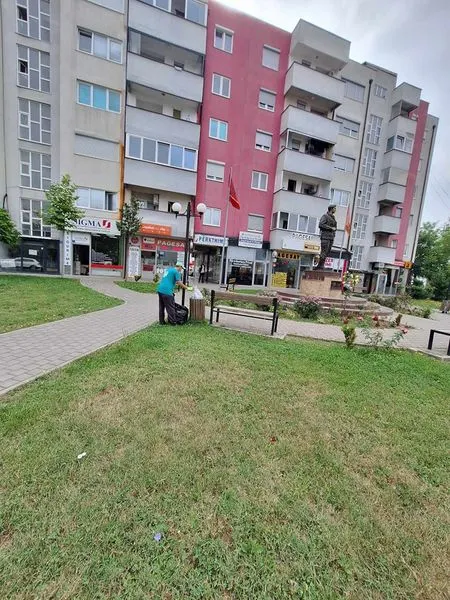 Mirëmbajtja e hapësirës së gjelbërt,pastrimi i mbeturinave tek parku i Lapidarit "Ahmet Kaçiku",nga punëtorë e përkushtuar të ndërmarrjes publike "Ambienti".