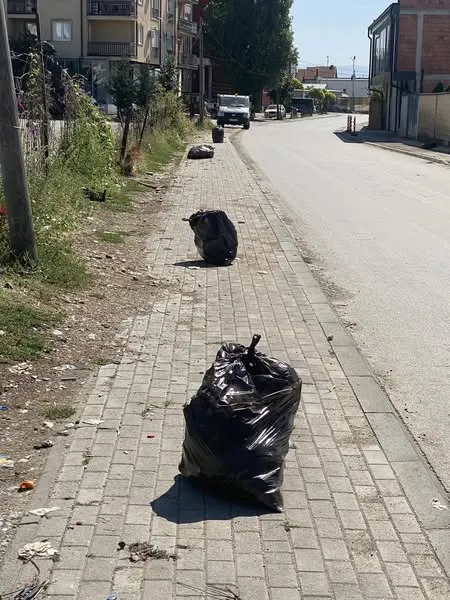 🧹🌿 Punëtorët tanë të përkushtuar kanë hequr mbeturinat 🚮 dhe kanë pastruar trotuaret 🚶‍♂️🚶‍♀️ tek Tregu i Gjelbër🌳.