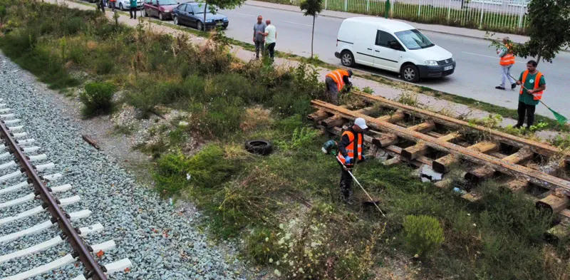 Momente nga angazhimi i kolegëve të Hapësirave të Gjelbërta të NPL "Ambienti" Ferizaj, të cilët për dy ditë me radhë ishin në aksion për pastrimin e pjesës së hekurudhës 🛤🚧.