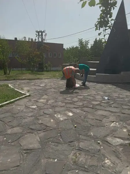 🧤Sot gjatë punës në teren kanë bërë pastrimin dhe kositjen e barit🌱 tek Lapidarët dhe pllaka përkutimore e Dëshmorëve, Parku, Rrethrrotullimi, si dhe 🏥Qendra e Mjekësisë Familjare në fshatin Pleshinë.