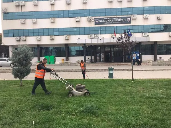 👷🏻‍♂️ Mirëmbajtja e hapësirave gjelbëruese, përball Komunës së Ferizajt dhe pjesët tjera të qytetit.