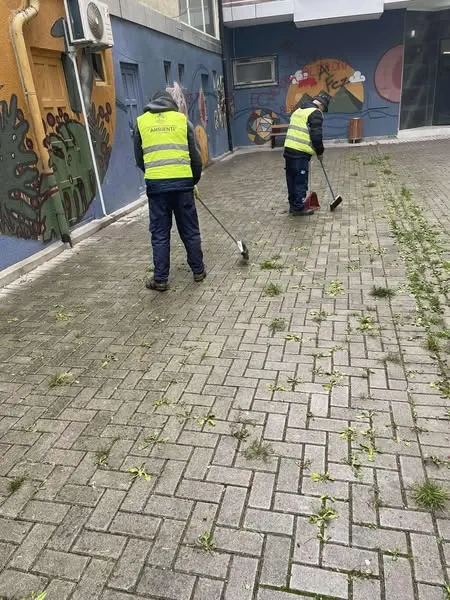Ekipi ynë i N.P.L "Ambienti" Sh.A ka përfunduar me sukses pastrimin e hapësirave të përbashkëta të banesave kolektive.