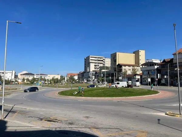 Pamje mahnitëse tek parku dhe rrethrrotullimi ♻️në rrugën "Uran Tinova", dhe në pjesët tjera të gjelbërta, pas mirëmbajtjes dhe kositjes së barit me një përkushtim dhe kujdes të detajuar🍀.