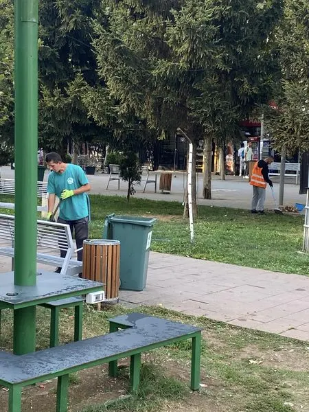 Të dashur qytetarë ju urojmë ditë të mbarë sot, me këto pamje të pastrimit të Bulevardit "Dëshmorët e Kombit".