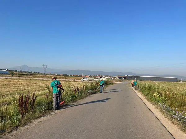 Punë e përkushtuar në kositjen e barit rreth rrugës ne fashatin Cërnillë