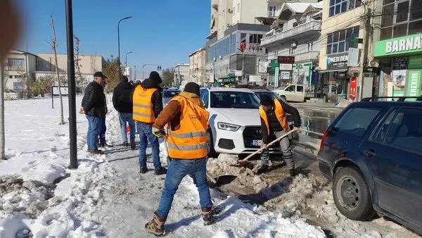 🦺Punonjësit e NPL "Ambienti" kanë marr aksion për lirimin e trotuarit nëpër pjesë të ndryshme të qytetit të Ferizajt.