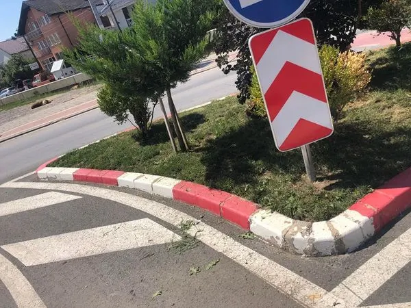 Mirëmbajtja e hapësirës së gjelbërt,kositja dhe pastrimi i  barit tek rrethrrotullimi dhe pjesët tjera të gjelbërta, afër nënkalimit të këmbësorëve në rrugën "Bajram dhe Gursel Sylejmani".