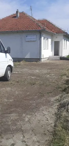 Mirëmbajtja e hapësirës së gjelbërt,kositja dhe pastrimi i barit tek "Ambulanta e Mjekësisë Familjare" në fashatin Varosh. 🍀