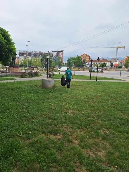 Mirëmbajtja e hapësirës së gjelbërt,pastrimi i mbeturinave tek parku i Lapidarit "Ahmet Kaçiku",nga punëtorë e përkushtuar të ndërmarrjes publike "Ambienti".