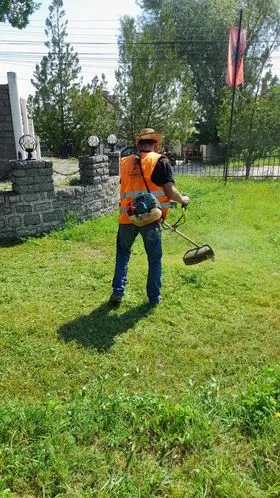 Mirëmbajtja e hapësirës së gjelbërt,kositja dhe pastrimi i barit tek  Lapidari "Dëshmorët dhe Martirët" në fshatin Gaqkë. 🍀