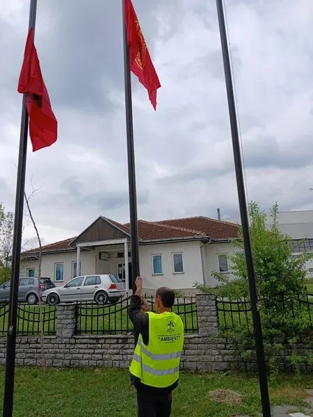 Vendosja e flamujve të ri 🇦🇱🇽🇰tek Lapidarët e Dëshmorëve në fshatin Greme dhe Gaçkë.