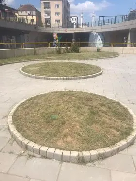 Pastrimi i mbeturinave dhe hapësirave të gjelbërta tek nënkalimi afër (stacionit të trenit). 🍀