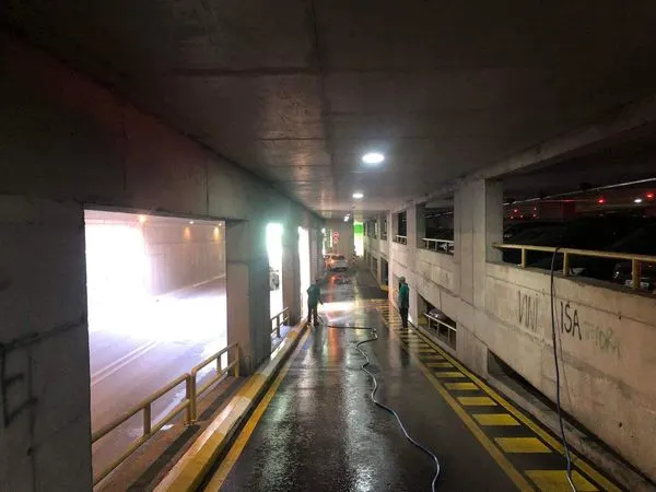 💦Larja e parkingut nëntokësor për vetura🚗