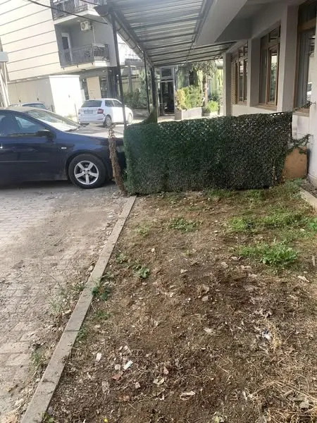 Pastrim, kositje dhe mirëmbajtje në hapësirat pranë banesave kolektive