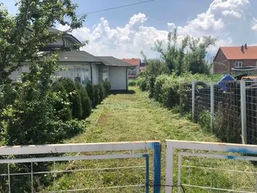 Kositja e barit ,pastrimi i hapësirave gjelbëruese tek "Qendra e Mjekësisë Familjare 4".
