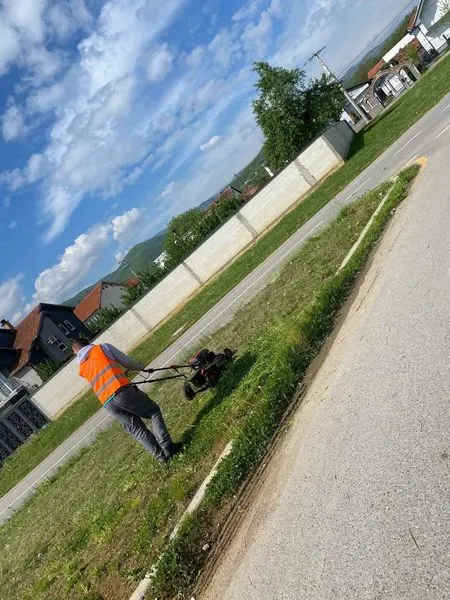 Mirëmbajtja e parkut dhe pjesa e lodrave për fëmijë,në fshatin Balaj.