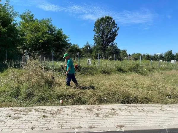 Kositja dhe pastrimi i barit, në hapësirën e gjelbërt para Xhamisë dhe vorrezave në fshatin Rahovicë.