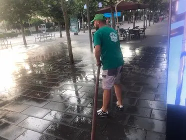 Në orët e hershme të mëngjesit punëtorët e hapësirave të gjelbërta janë kujdesur për pastrimin e mbeturinave dhe larjen me ujë të sheshit"Dëshmorët e Kombit".