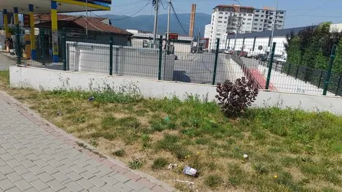 Mirëmbajtja e hapësirave të gjelbërta , kositja dhe pastrimi i barit te rrethrrotullimi afër (Plus marketit) dhe pjesët tjera të gjelbërta në rrugën  "Bajram dhe Gursel Sylejmani". 🍀