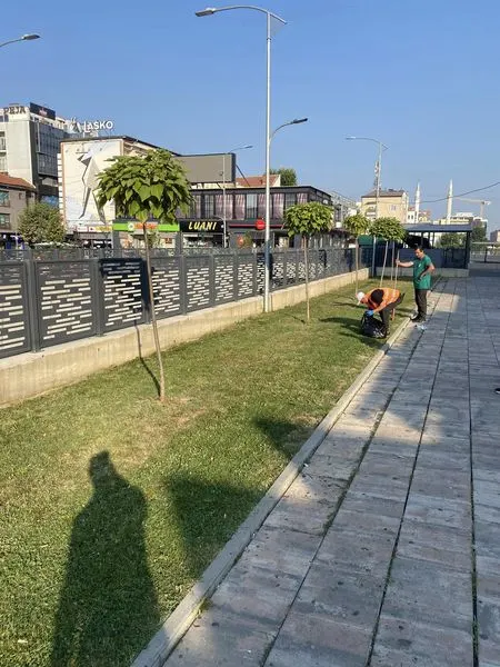 NPL "Ambienti" Ferizaj sot ka bërë mirëmbajtjen nëpër miniparqet në qytet, si në miniparkun përball Komunës së Ferizajt, miniparqet tek nëkalimi kryesor në qytet dhe miniparkut mbrapa Keds në qytet.