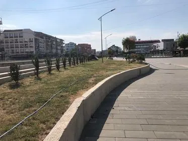 Ujitja e drunjëve dekorativ ,mirëmbajtja e hapësirave të gjelbërta tek mbikalimi në sheshin "Ramadan Rexhepi". 🍀🌳💦
