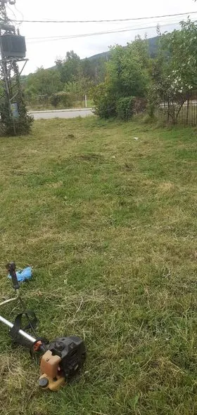 Mirëmbajtja e hapësirave të gjelbërta , kositja dhe pastrimi i barit tek "Qendra e Mjekësisë Familjare 6"në fshatin Pleshinë . 🍀