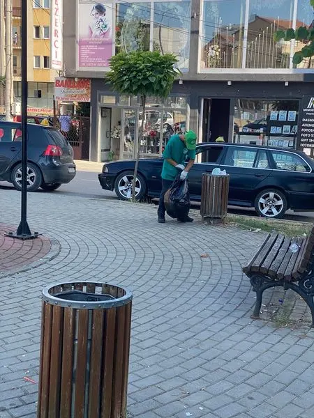 Mirëmbajtja e hapësirës së gjelbërt,pastrimi i mbeturinave tek parku i Lapidarit "Sadik M.Bega",nga punëtorë e ndërmarrjes publike "Ambienti".