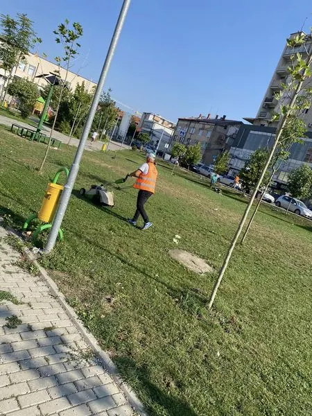 Pamje shumë e bukur tek parku dhe rrethrrotullimi ♻️në rrugën "Uran Tinova", dhe në pjesët tjera të gjelbërta, pas mirëmbajtjes dhe kositjes së barit me një përkushtim dhe kujdes të veçantë🍀.